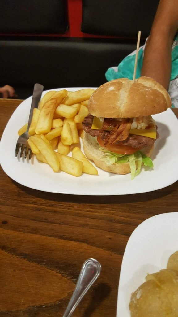 Hamburguesa con patatas en Piko Riko